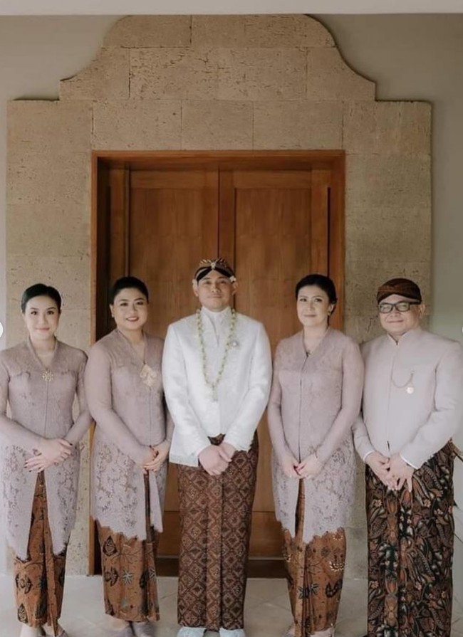 Kebaya simple dengan detail minimalis merupakan koleksi dari Fadlan Indonesia. Kebaya tampil lebih manis berkat bros bernuansa Jawa yang disematkan di bagian tengah dada. Foto: Instagram/@fadlan_indonesia