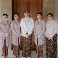 Kebaya simple dengan detail minimalis merupakan koleksi dari Fadlan Indonesia. Kebaya tampil lebih manis berkat bros bernuansa Jawa yang disematkan di bagian tengah dada. Foto: Instagram/@fadlan_indonesia