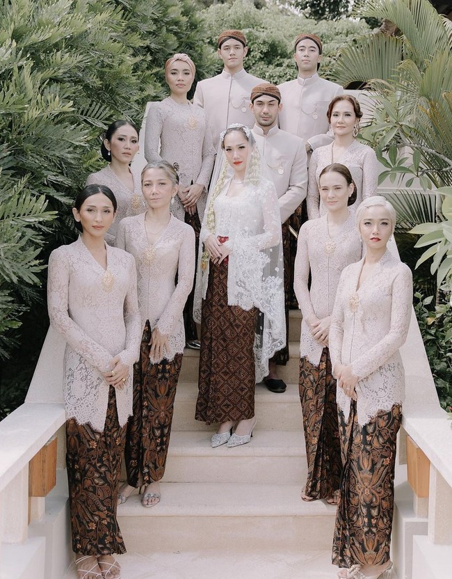 Bunga Citra Lestari (BCL) memilih warna netral dan earthy untuk seragam keluarga serta bridesmaid yang hadir di pernikahannya bersama Tiko Aryawardhana.  Foto: Instagram/@fadlan_indonesia