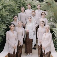 Bunga Citra Lestari (BCL) memilih warna netral dan earthy untuk seragam keluarga serta bridesmaid yang hadir di pernikahannya bersama Tiko Aryawardhana.  Foto: Instagram/@fadlan_indonesia