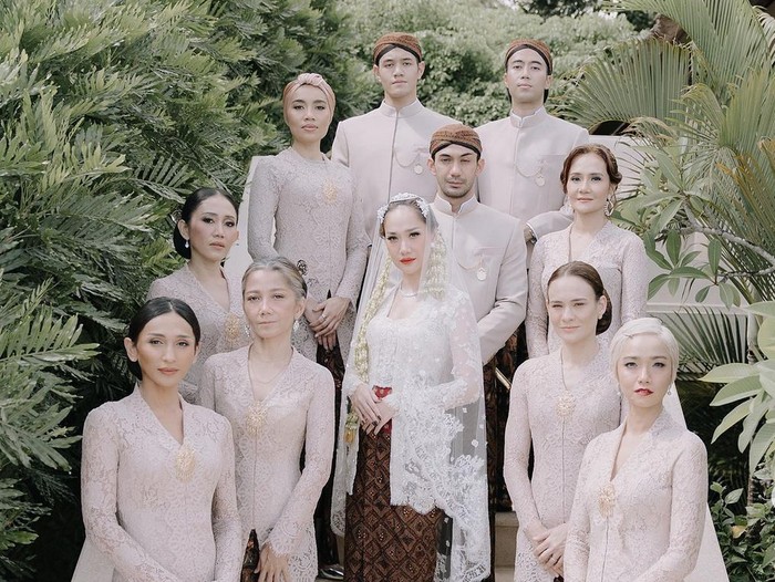 Seragam bridesmaid dan keluarga pernikahan BCL