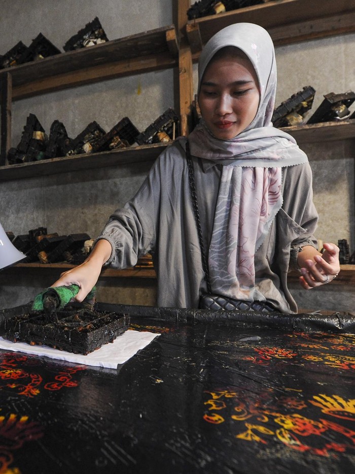 Serunya Rekreasi Sambil Belajar di Wisata Kerajinan Batik Jambi Wisatawan melakukan pengecapan kain batik saat mengikuti tur wisata batik di rumah produksi Saye Batik, Kuala Jambi, Tanjung Jabung Timur, Jambi, Minggu (3/12/2023). Tur wisata yang dibuka setiap Sabtu dan Minggu itu menyediakan beberapa cetakan motif batik khas setempat guna mengenalkan budaya membatik ke lebih banyak orang. ANTARA FOTO/Wahdi Septiawan/Spt.