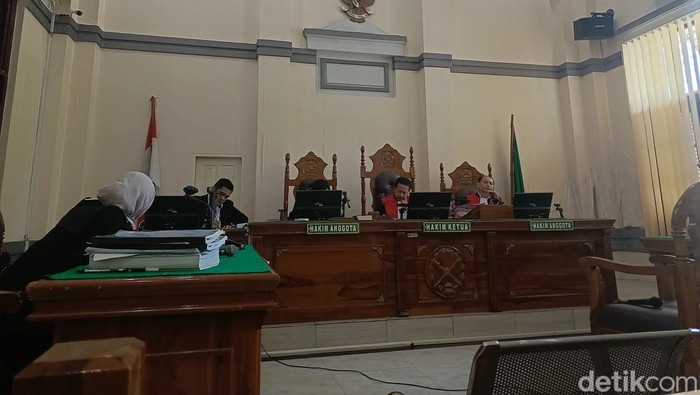 Sidang dengan pembacaan putusan sela. (Farid Achyadi Siregar)