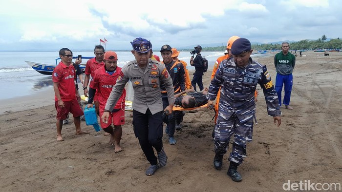Simulasi penyelamatan korban oleh Balawista dan potensi SAR