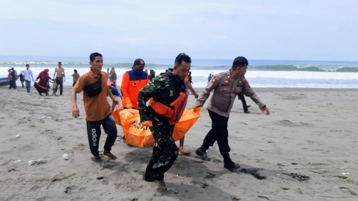 Evakuasi siswi tenggelam di Kebumen.