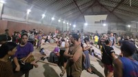 Dalam foto yang dirilis oleh Unit Pemerintah Daerah Hinatuan, penduduk desa tinggal di dalam pusat evakuasi sementara di kota Hinatuan. Local Government Unit of Hinatuan via AP