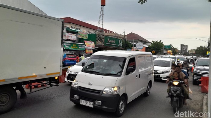 Situasi lalu lintas di Viaduk Gilingan Solo, Senin (4/12/2023) sore.
