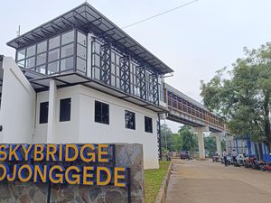 Skybridge Bojonggede Dibuka, Warga Ngaku Nyaman Jalan ke Stasiun Meski Jauh