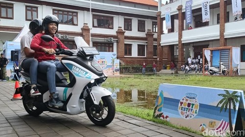 Siswa SMAN 9 Denpasar antusias mengikuti test drive, Senin (4/12/2023).