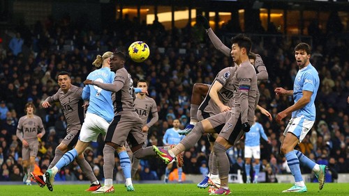 Soccer Football - Premier League - Manchester City v Tottenham Hotspur - Etihad Stadium, Manchester, Britain - December 3, 2023 Tottenham Hotspurs Son Heung-min scores an own goal and Manchester Citys first Action Images via Reuters/Lee Smith NO USE WITH UNAUTHORIZED AUDIO, VIDEO, DATA, FIXTURE LISTS, CLUB/LEAGUE LOGOS OR LIVE SERVICES. ONLINE IN-MATCH USE LIMITED TO 45 IMAGES, NO VIDEO EMULATION. NO USE IN BETTING, GAMES OR SINGLE CLUB/LEAGUE/PLAYER PUBLICATIONS.
