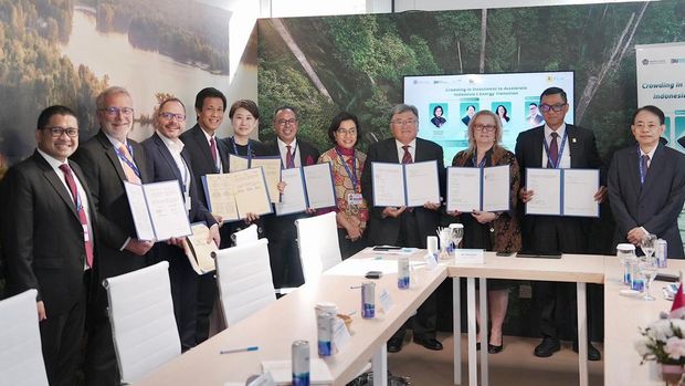 Suasana penandatanganan kesepakatan antara PLN, GEAPP, NREL, KfW, PT SMI, ADB, CEP, dan INA terkait akselerasi transisi energi di Indonesia di COP28 Dubai, Minggu (03/12/2023). (Dok. PLN)