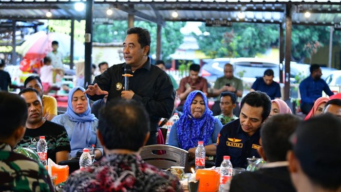 Pj Gubernur Sulsel Bahtiar bertemu dengan nelayan di PPI Beba.