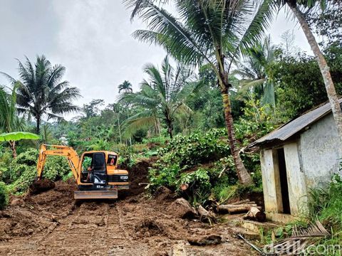 Tanah longsor menimpa 1 rumah dan memutus akses jalan di Desa Klinting, Kecamatan Somagede, Kabupaten Banyumas, Senin (4/12/2023).