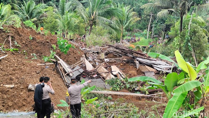 Tanah longsor menimpa 1 rumah dan memutus akses jalan di Desa Klinting, Kecamatan Somagede, Kabupaten Banyumas, Senin (4/12/2023).