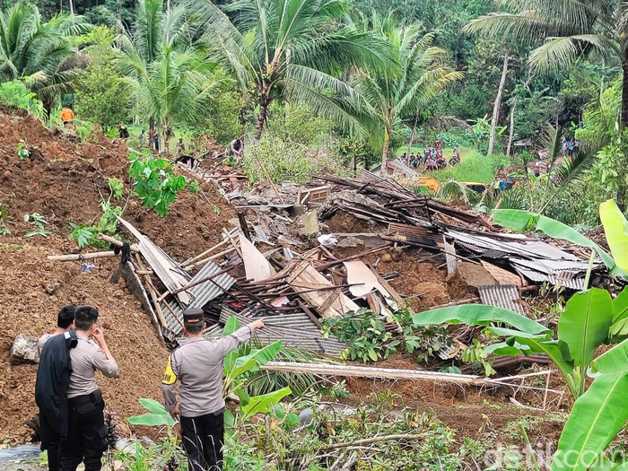 Tanah longsor menimpa 1 rumah dan memutus akses jalan di Desa Klinting, Kecamatan Somagede, Kabupaten Banyumas, Senin (4/12/2023).