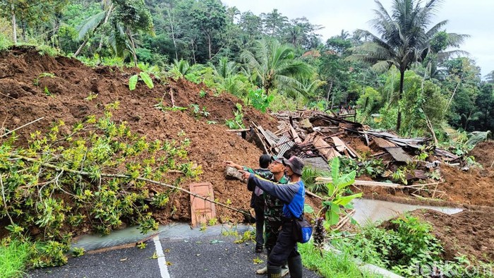 Tanah longsor menimpa 1 rumah dan memutus akses jalan di Desa Klinting, Kecamatan Somagede, Kabupaten Banyumas, Senin (4/12/2023).