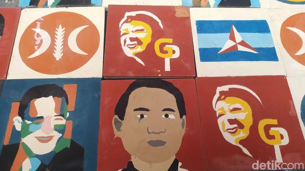 Tegel bermotif parpol dan sketsa capres yang dibuat Winarno dari Muntilan, Kabupaten Magelang, Senin (4/12/2023)