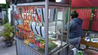 Tempe Mendoan Empang Tigs juga menawarkan tempe mendoan berukuran jumbo. Tempe mendoan di sini selalu disajikan hangat-hangat. Lokasinya ada di Pasar Minggu, Jakarta Selatan. Foto: Instagram/Google Review