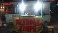 Tempe Mendoan ARIEL dikenal sebagai tempe mendoan enak, lembut dan tebal. Lokasinya ada di kawasan Tebet, Jakarta Selatan. Foto: Instagram/Google Review