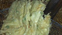 Meskipun gerobakan tapi Tempe Mendoan Khas Purwokerto di Kemang, Jakarta Selatan ini selalu diantre pembeli. Menawarkan tempe mendoan enak seharga Rp 3.000-an. Foto: Google Review/Azkha Channel.