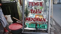 Tempe Mendoan Pak Boy menawarkan harga Rp 3.000 per tempe. Tempe mendoan di sini terkenal tebal dan gurih, enak dimakan pakai sambal kecap. Foto: Google Review/Ghozy Nai