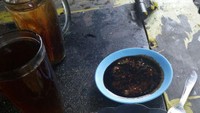 Di kawasan Kebayoran Baru, kamu akan menemukan Warkop Atep. Tak hanya jual mie instan saja, warkop ini juga menawarkan tempe mendoan yang terkenal gurih.  Foto: Google Review/Ronal Sinatra