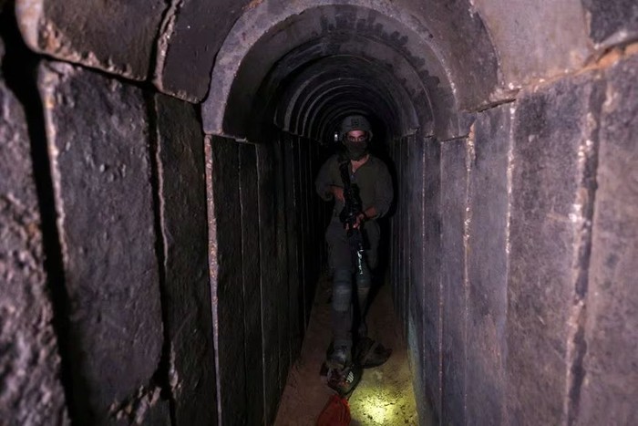 An Israeli soldier walks through a tunnel underneath Al Shifa Hospital in Gaza City, amid the ongoing ground operation of the Israeli army against Palestinian Islamist group Hamas, in the northern Gaza Strip, November 22, 2023. REUTERS/Ronen Zvulun/File Photo Acquire Licensing Rights