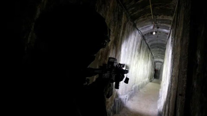 An Israeli soldier secures a tunnel underneath Al Shifa Hospital in Gaza City, amid the ongoing ground operation of the Israeli army against Palestinian Islamist group Hamas, in the northern Gaza Strip, November 22, 2023. REUTERS/Ronen Zvulun/File Photo Acquire Licensing Rights