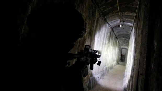 An Israeli soldier secures a tunnel underneath Al Shifa Hospital in Gaza City, amid the ongoing ground operation of the Israeli army against Palestinian Islamist group Hamas, in the northern Gaza Strip, November 22, 2023. REUTERS/Ronen Zvulun/File Photo Acquire Licensing Rights