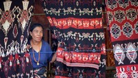 Seorang perajin kain tenun Sumba sekaligus tokoh masyarakat Kampung Raja Prailiu, Sumba Timur, Mama Renot membenarkan bahwa kain tenun Sumba memiliki cerita sejarah yang cukup panjang. Hal itu dilihat dari pakaian tradisional Sumba yang menggunakan kain tenun. Tak hanya sebatas itu saja, dia bercerita sebelum dikenalnya mata uang, kain tenun Sumba turut dimanfaatkan sebagai alat untuk barter. Sebab pada masa itu, setiap orang Sumba harus memiliki kain tenun.  