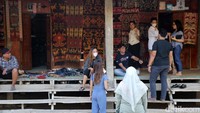Untuk pemasarannya, dia mengatakan ada dua sistem yang dilakukan yakni dengan konvensional dan daring. Kalau penjualan konvensional para pembeli bisa langsung datang ke Kampung Raja Prailiu. Sementara itu, untuk daring masih hanya sebatas chat WhatsApp dan Instagram saja. Namun dia mengatakan lebih banyak yang mengandalkan via WA.  