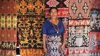 Ada banyak warisan budaya yang bisa ditemui di Sumba, salah satunya kain tenun. Kain tenun sendiri bisa dikatakan sebagai ikon Pulau Sumba. Bahkan, kain tenun khas Sumba pernah hadir di sejumlah momen penting negeri ini.