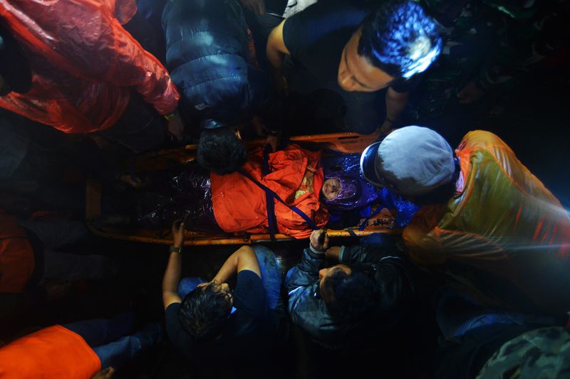 Tim SAR melakukan evakuasi korban erupsi Gunung Marapi yang mengalami luka bakar di jalur pendakian proklamator, Nagari Batu Palano, Agam, Sumatera Barat, Senin (4/12/2023) dini hari. Hingga pukul 04.30 WIB, Tim SAR Gabungan sudah mengevakuasi tujuh orang pendaki yang menjadi korban erupsi Gunung Marapi yang meletus pada Minggu (3/12/20230), sisanya 28 orang lagi akan dievakuasi secara estafet. ANTARA FOTO/Iggoy el Fitra/aww.