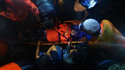 Tim SAR Evakuasi Pendaki Terdampak Erupsi Gunung Marapi