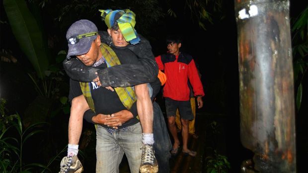 Tim SAR melakukan evakuasi korban erupsi Gunung Marapi yang mengalami luka bakar di jalur pendakian proklamator, Nagari Batu Palano, Agam, Sumatera Barat, Senin (4/12/2023) dini hari. Hingga pukul 04.30 WIB, Tim SAR Gabungan sudah mengevakuasi tujuh orang pendaki yang menjadi korban erupsi Gunung Marapi yang meletus pada Minggu (3/12/20230), sisanya 28 orang lagi akan dievakuasi secara estafet. ANTARA FOTO/Iggoy el Fitra/aww.
