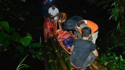 Momen Petugas Evakuasi Pendaki dari Gunung Marapi, Ditandu-Digendong