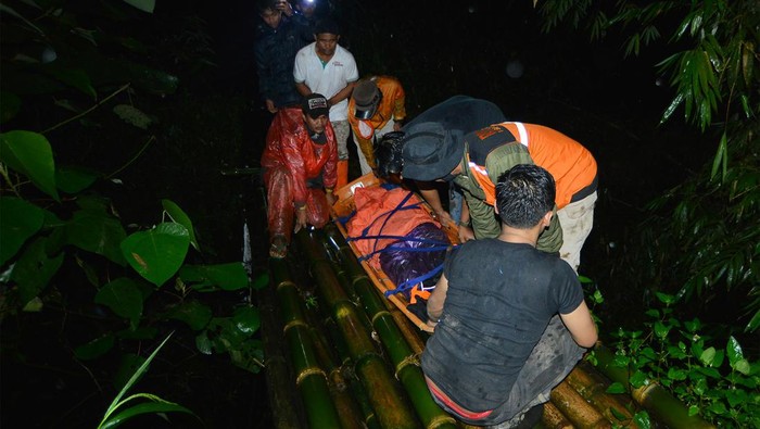 Tim Sar Evakuasi Pendaki Terdampak Erupsi Gunung Marapi