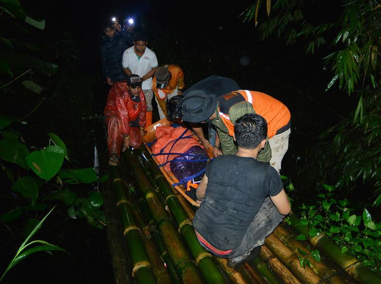 Momen Petugas Evakuasi Pendaki dari Gunung Marapi, Ditandu-Digendong