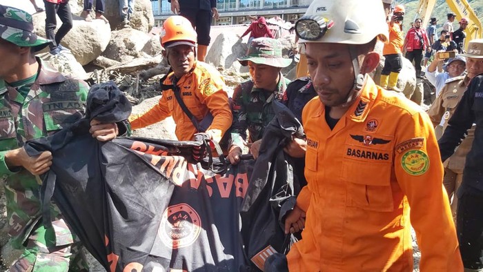 Tim SAR gabungan saat mengevakuasi jasad korban.