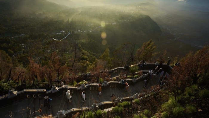TNBTS raih peringkat tiga taman tercantik di dunia Sejumlah wisatawan mengunjungi Puncak Seruni Point di Probolinggo, Jawa Timur, Minggu (3/12/2023). Platform layanan perjalanan Bounce menempatkan Taman Nasional Bromo Tengger Semeru (TNBTS) di posisi tiga teratas taman tercantik di dunia di bawah Taman Nasional Kruger (Afrika Selatan) pada peringkat pertama dan Taman Nasional Lencois Maranhenses (Brazil) pada peringkat kedua. ANTARA FOTO/Irfan Sumanjaya/rwa.
