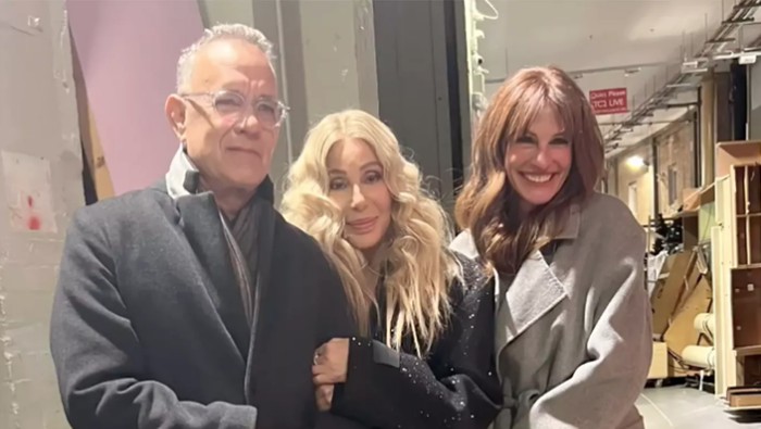 Tom Hanks bersama Cher dan Julia Roberts.