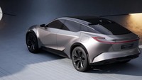Toyota Sport Crossover Concept diperkenalkan pertama kalinya di Eropa pada forum Kenshiki Toyota di Brussels, Belgia. Mobil listrik ini mengusung gaya modern, khas mobil crossover masa kini. Memiliki siluet aero ramping dan garis fastback yang khas, desain ini akan menjadi ikon untuk jajaran kendaraan listrik baterai (BEV) Toyota. Foto: Dok. Toyota