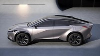 Mobil crossover ini akan memberikan tawaran menarik untuk konsumen yang baru pertama kali membeli mobil listrik. Mobil Toyota Sport Crossover Concept ini, menawarkan kenyamanan maksimal dipadukan dengan kepraktisan lima pintu, bagasi besar, dan ruang kaki belakang yang luas. Foto: Dok. Toyota
