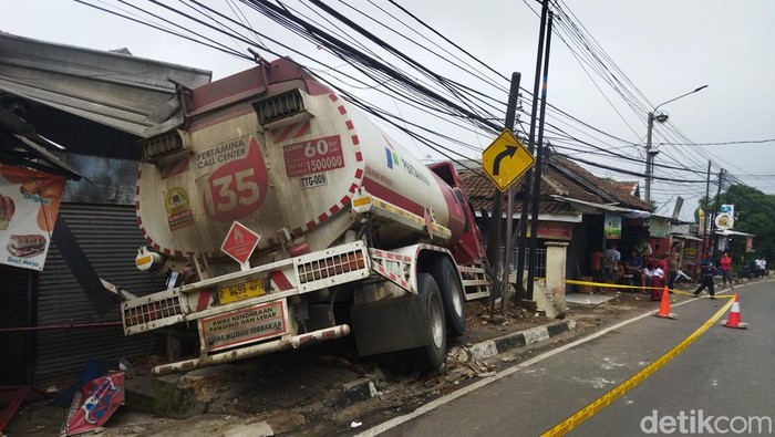 Truk Tangki Pertamina Kecelakaan Di Pandeglang Polisi Amankan Sopir 8046