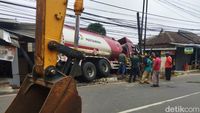 Truk Tangki Pertamina Kecelakaan Di Pandeglang, Polisi Amankan Sopir