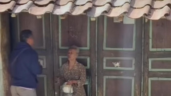 Tangkapan layar seorang pria mengganti bantuan dengan ukuran yang lebih kecil setelah memfoto bantuannya. Aksi ini dinarasikan di Salatiga, membuat Pemkot Salatiga memberi klarifikasi.