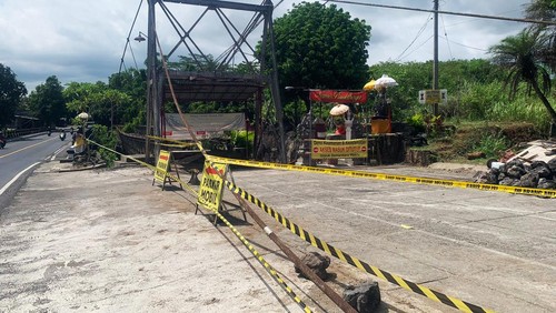 Vihara Amurva Bumi Gianyar tutup sementar untuk umum gegara tali sling jembatan putus, Senin (4/12/2023) (Putu Krista/detikBali)