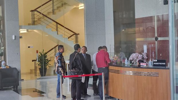 Wakil Menteri Hukum dan HAM (Wamenkumham) Edward Omar Sharif Hiariej  diperiksa hari ini (Adrial Akbar/detikcm)