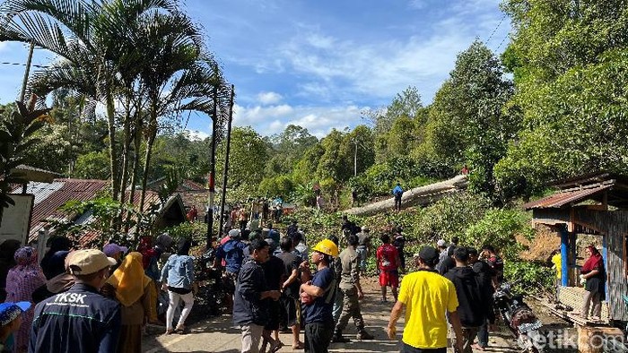 Warga memadati lokasi longsor di Sinjai, Sulawesi Selatan.