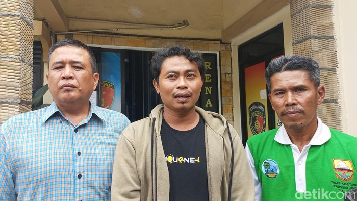 Widi Setiawan, ayah korban perundungan di ponpes Jambi didampingi keluarganya mencabut laporan.
